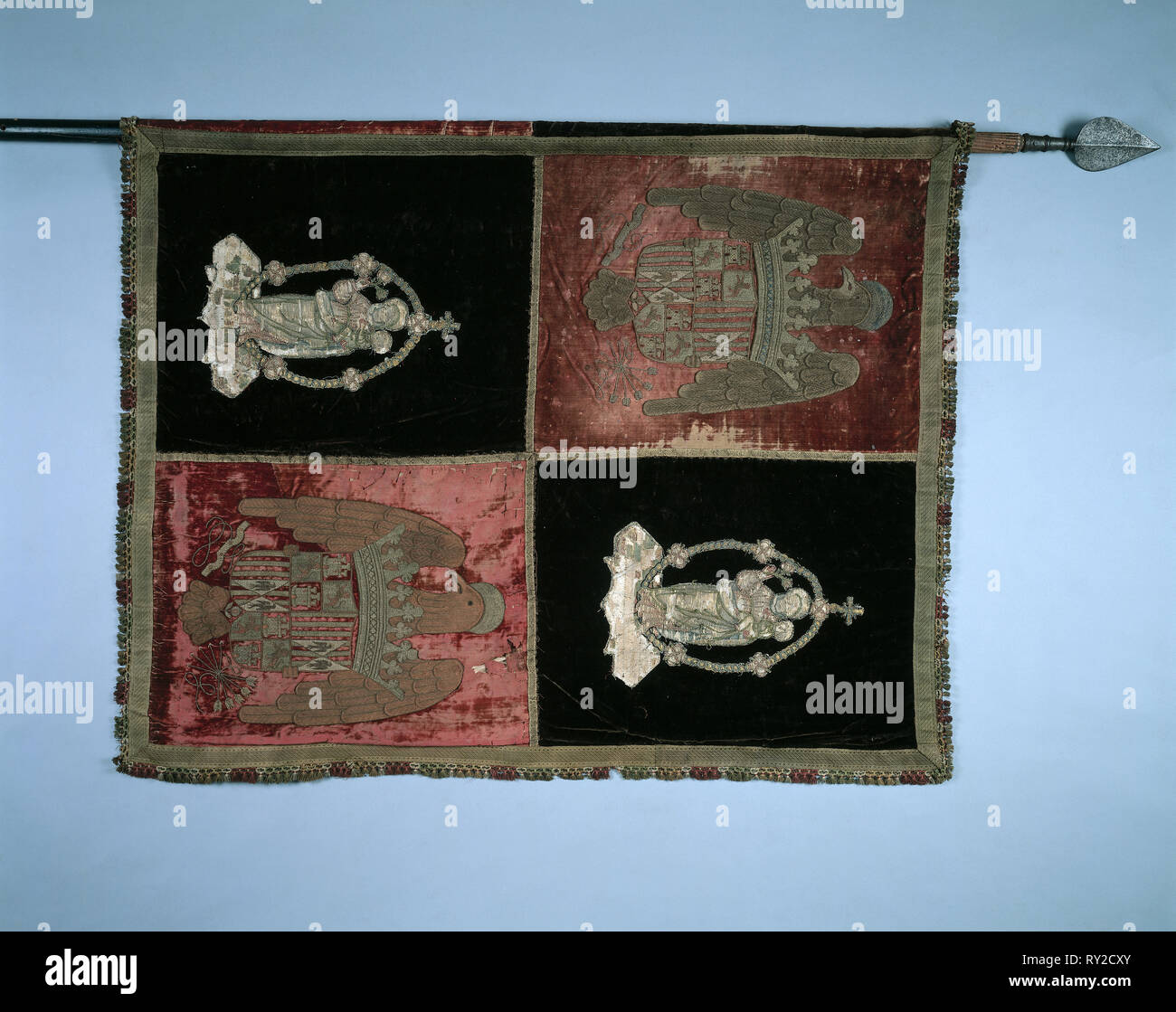Banner mit einer Geviertelten königliche Wappen von Spanien und der Madonna mit Kind, 1500. Spanien, 16. Rot und dunkel braun Velvet, bestickt; Fringe; gesamt: 109,2 x 138,4 cm (43 x 54 1/2 in. Stockfoto