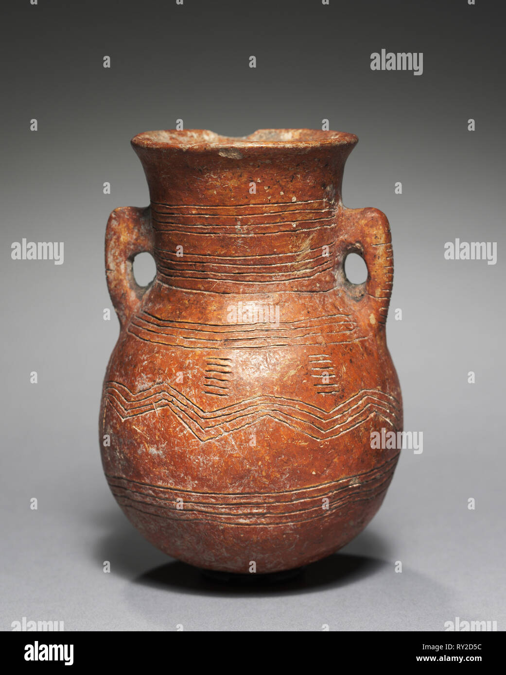 Amphore, C. 2000-1800 v. Chr.. Zypern, frühen Zyprischen III - Mitte zyprischen I. Rote Ware; Durchmesser: 8 cm (3 1/8 in.); insgesamt: 11.4 cm (4 1/2 in. Stockfoto