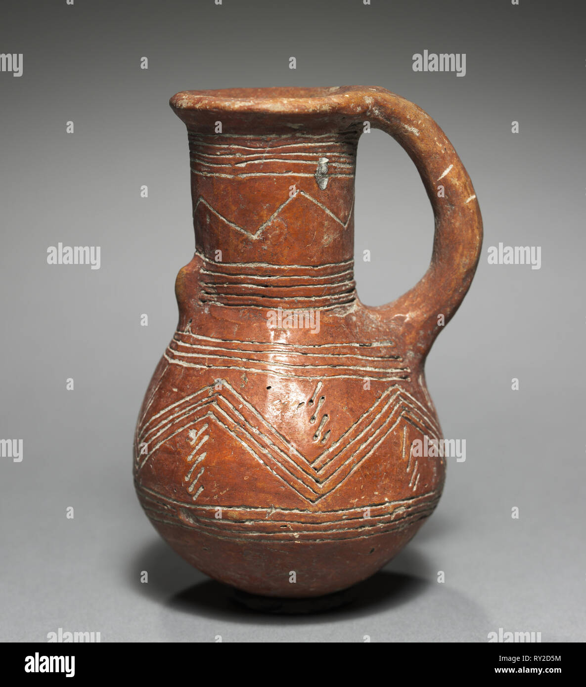 Krug, 2000-1800 BC. Zypern, frühen Zyprischen III - Mitte zyprischen II. Rote Ware; Durchmesser: 4,3 cm (1 11/16 in.); Insgesamt: 10,8 x 6,8 cm (4 1/4 x 2 11/16 in Stockfoto