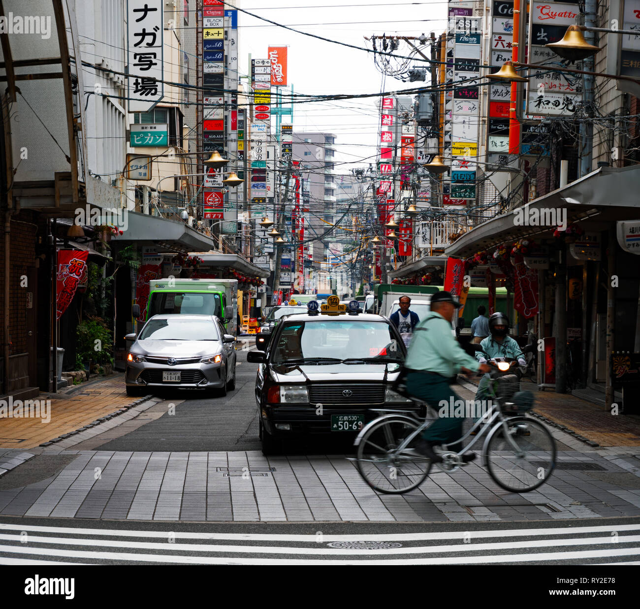 Tokyo, Japan - 15. Oktober 2018: Neonlichter, Verkehr, Gebäude und Zeichen reflektieren die Passanten und Pendler in der Innenstadt von Tokio. Stockfoto
