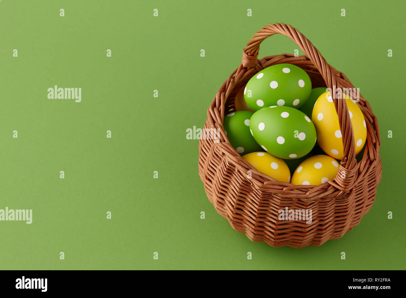 Weidenkorb mit bemalten Ostereier Stockfoto