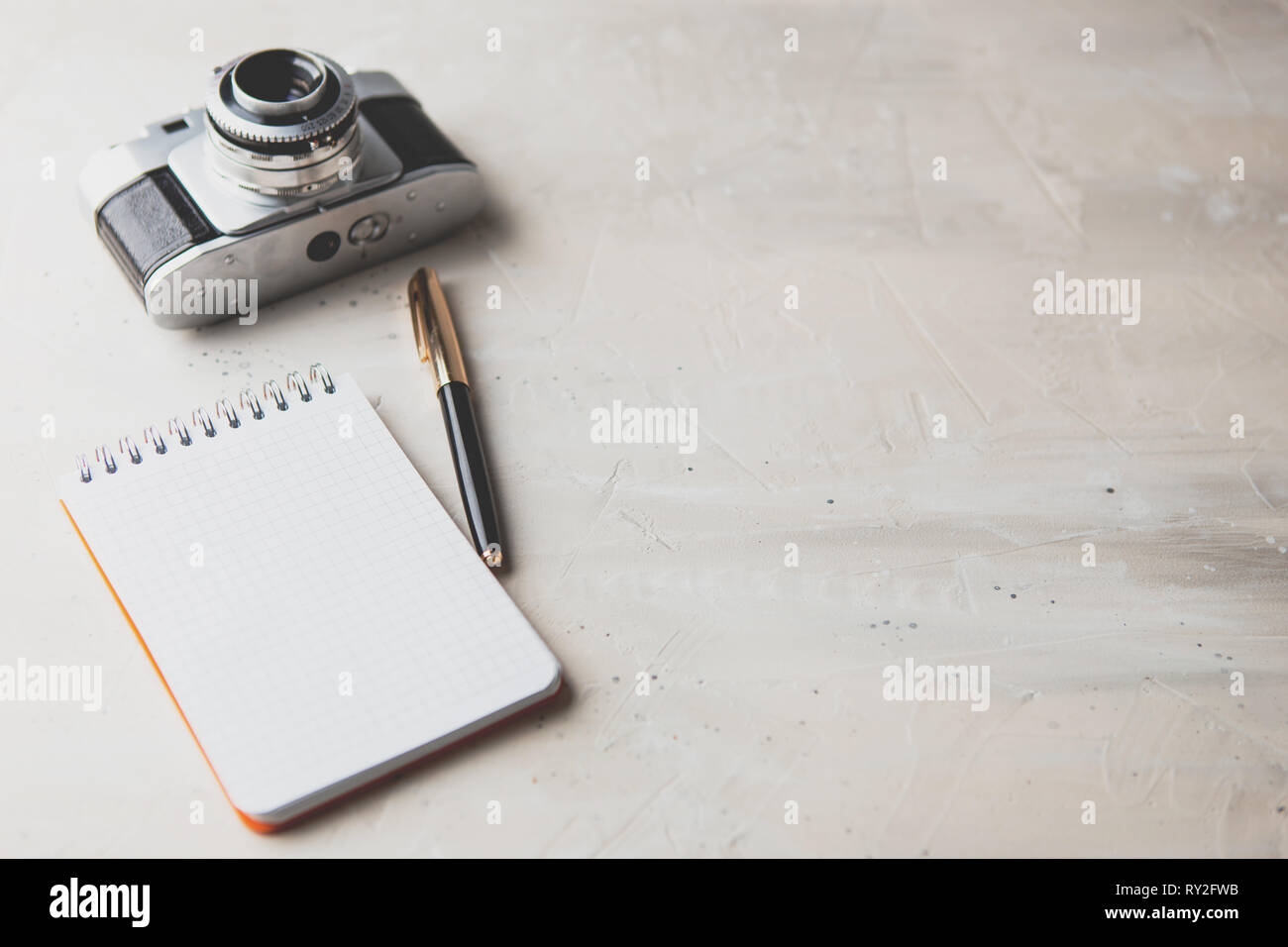 Retro photo Film Kamera mit Hinweis Bücher, Stift auf hellen Hintergrund Stockfoto
