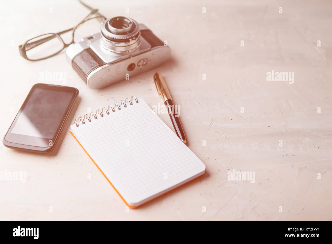 Retro photo Film Kamera mit Hinweis Bücher, Stift auf hellen Hintergrund Stockfoto