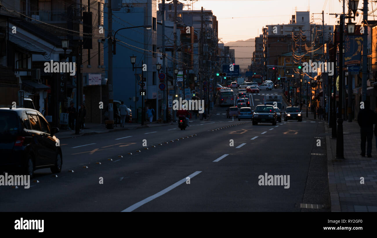 Okyo, Japan - 15. Oktober 2018: Neon Lichter und Zeichen auf den Passanten durch in der Innenstadt von Tokio. Stockfoto