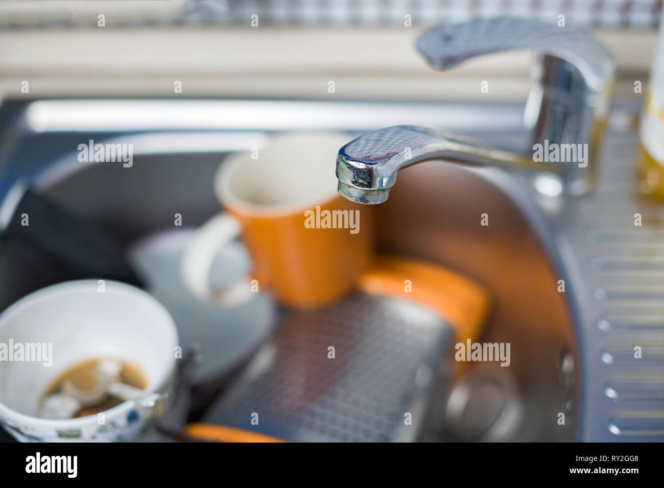 Ein Haufen schmutziger und ungewaschenen Geschirr in der Spüle. Übrig gebliebene Kaffee in Gläser. Stockfoto