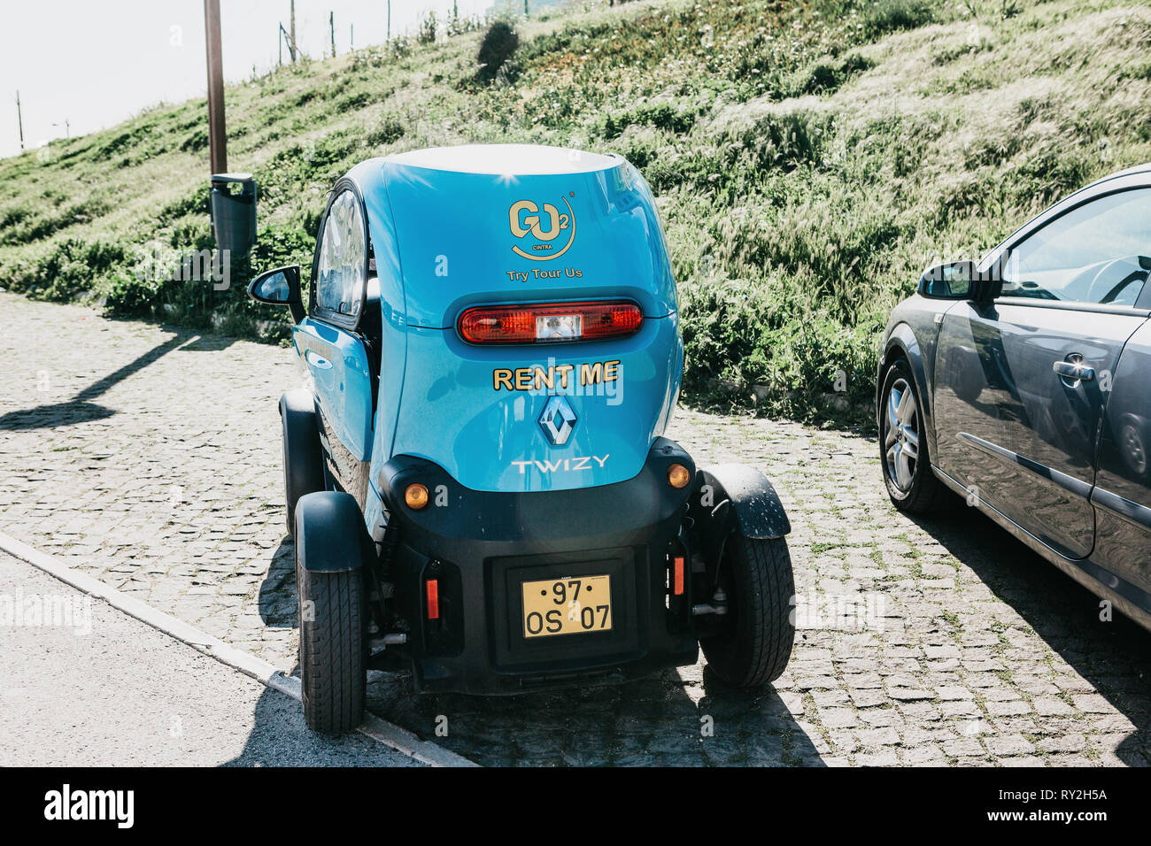Portugal Sintra 26 Juni 18 Geparkte Umweltfreundliche Vermietet Renault Twizy Auto Mieten Sie Ein Auto Fur Die Reise Stockfotografie Alamy