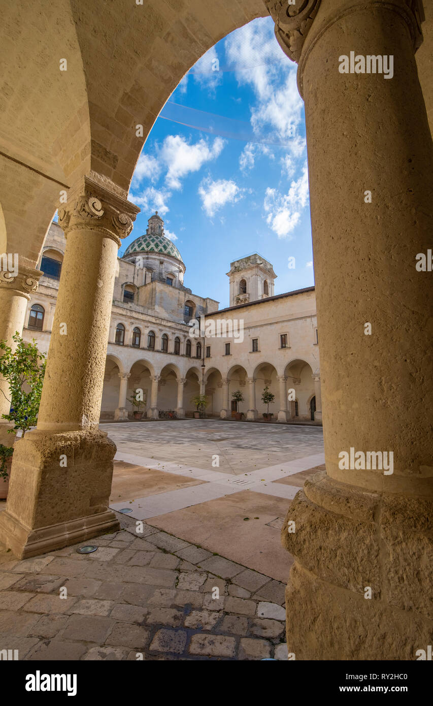 Innenhof der Universität Salento - UniSalento (Università del Salento) und die Kuppel der Kirche Maria ss del Carmine. Lecce, Italien Stockfoto