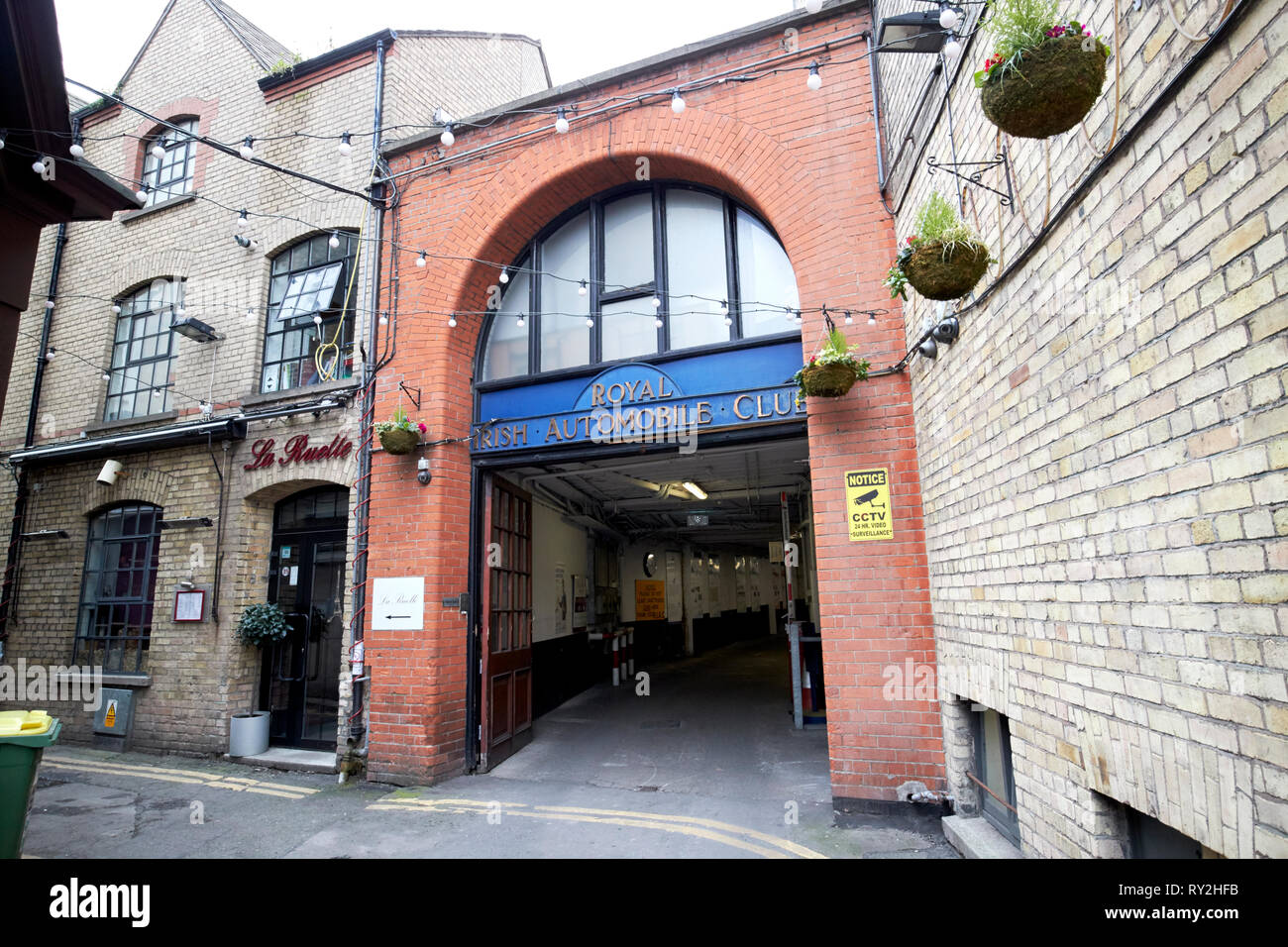 Die Royal Irish Automobil Club der Eingang zum Parkplatz und La Ruelle Wein bar Dublin Irland Europa Stockfoto