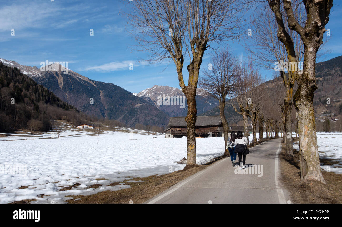 Zwei Frauen zu Fuß das Dorf von Pinzolo in die Brenta Dolomiten, nördliche Italien Europa Stockfoto