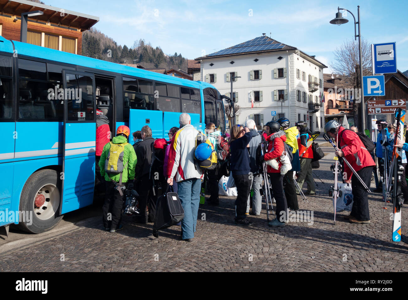 Skifahrer Internat ein Bus an einer Haltestelle des Skibusses, Pinzolo Dorf, Brenta Dolomiten, nördliche Italien Europa Stockfoto