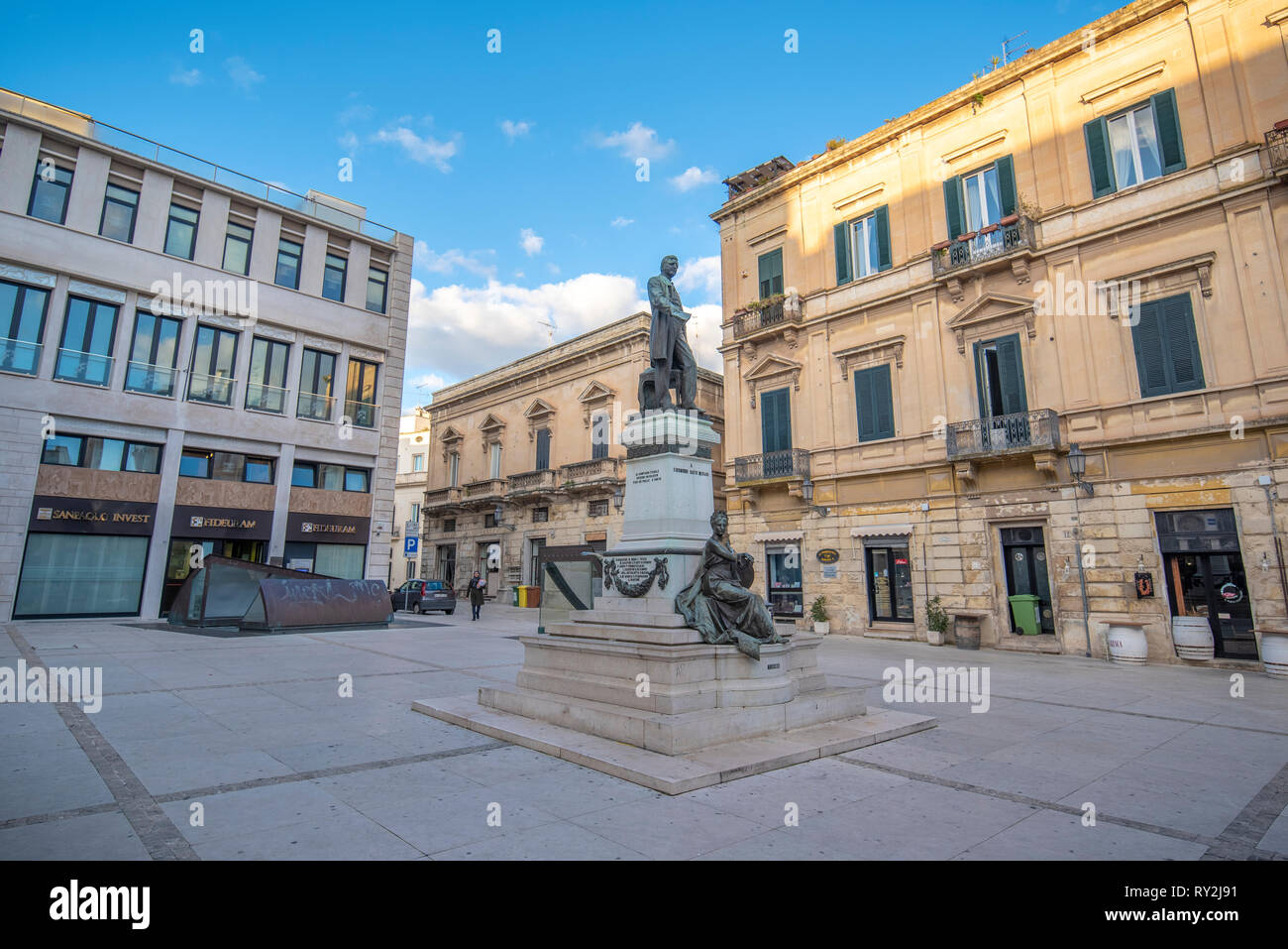 Denkmal (Monumento) Bronzestatue und Piazza von Sigismondo Castromediano. Platz in der Altstadt von Lecce, Apulien, Italien, Region Apulien. Stockfoto