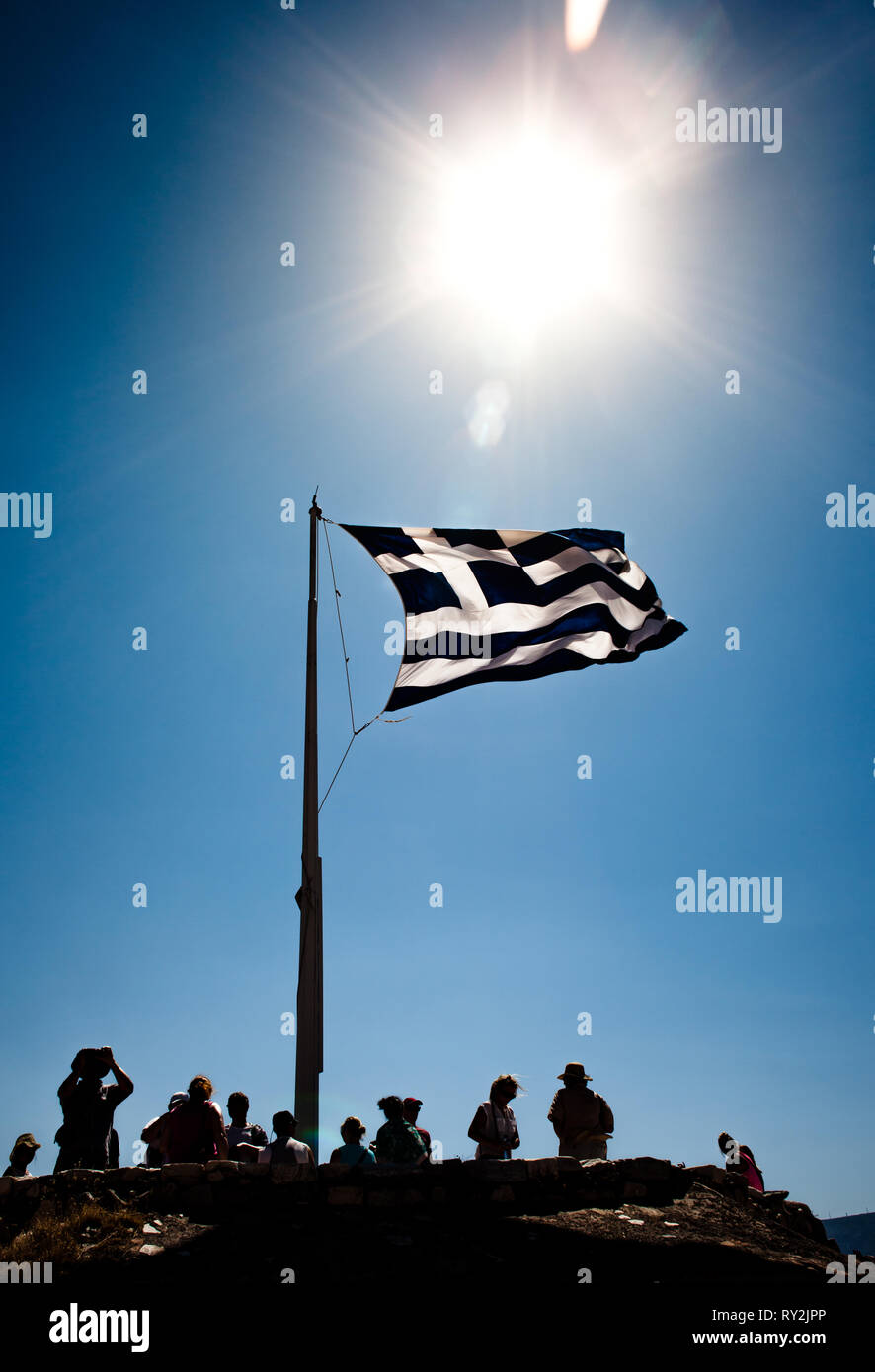 Wehende Flagge Griechenlands auf der Oberseite der Akropolis in Athen. Stockfoto