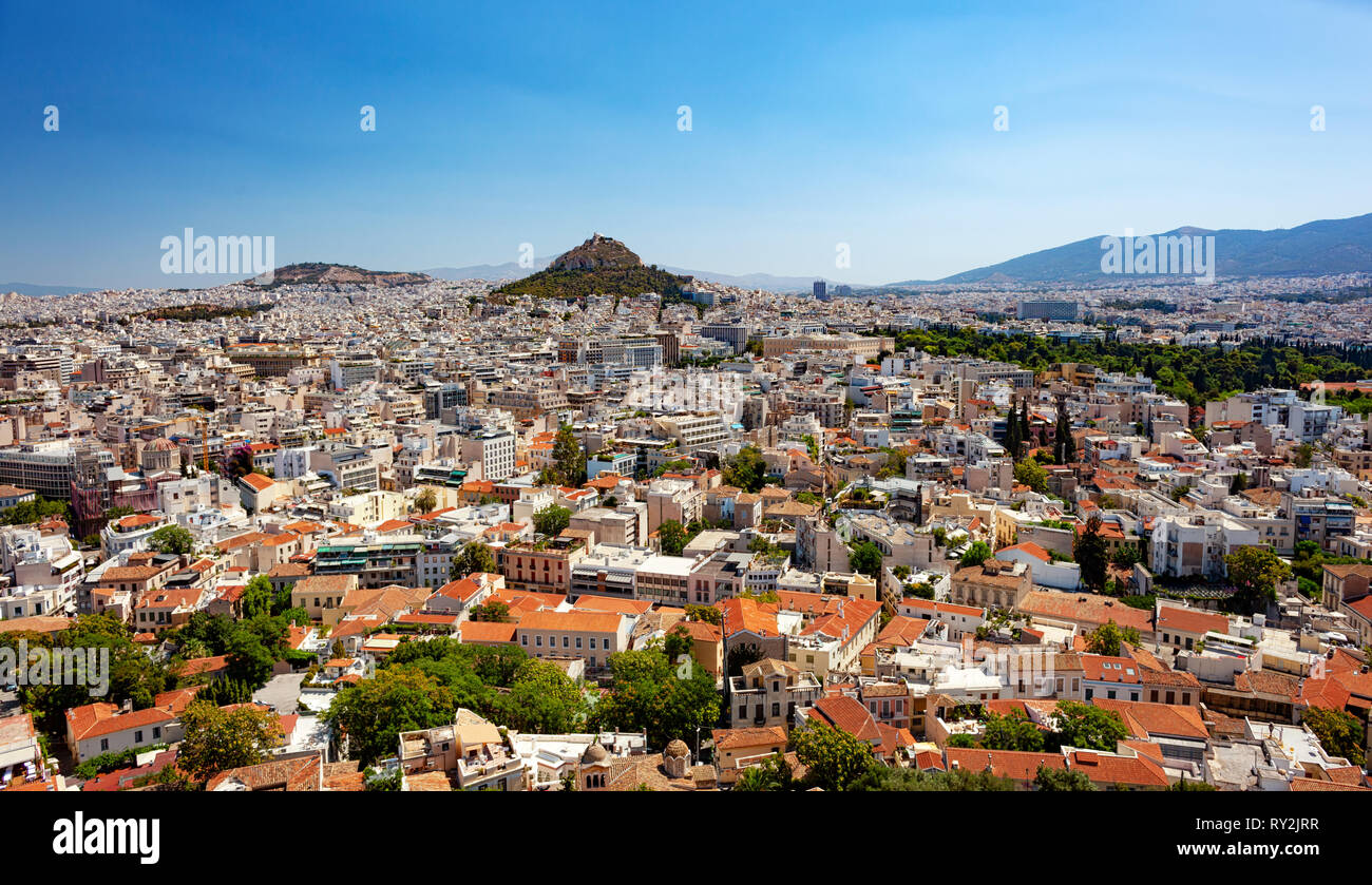 Stadtbild von Athen und den Lycabettus Hügel, auch bekannt als Lykabettos, Lycabettos oder Lykavittos. Es ist eine Kreide Kalkstein Hügel in Athen, Griechenland. Stockfoto