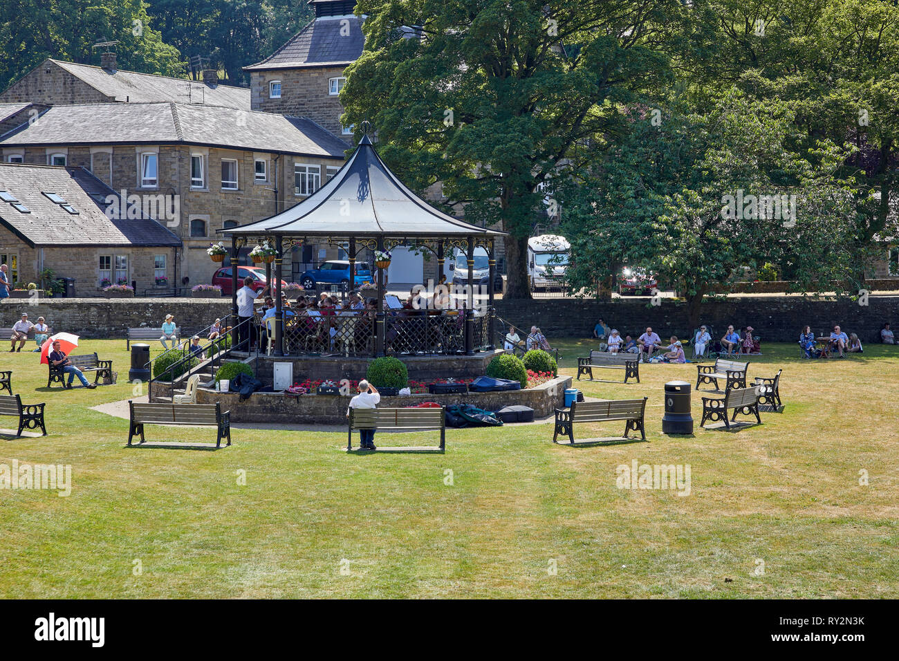 Spielplatz, PATELEY BRIDGE, Harrogate, N YORKS, Großbritannien. 15. Juli 2018. Einen sonnigen Nachmittag und Nidderdale Gemeinschaft Orchester gibt, um Ihren Sommer Konzert Stockfoto