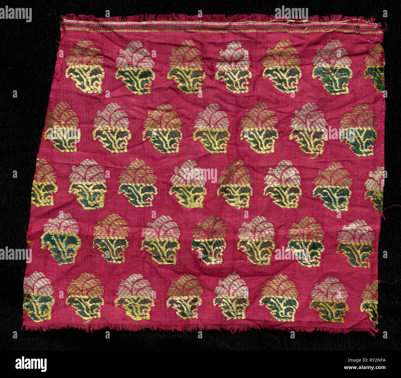 Fragment, 1800. Indien, 19. Brokat, Seide, Gold und Silber Threads; gesamt: 12,7 x 15,2 cm (5 x 6 Zoll Stockfoto