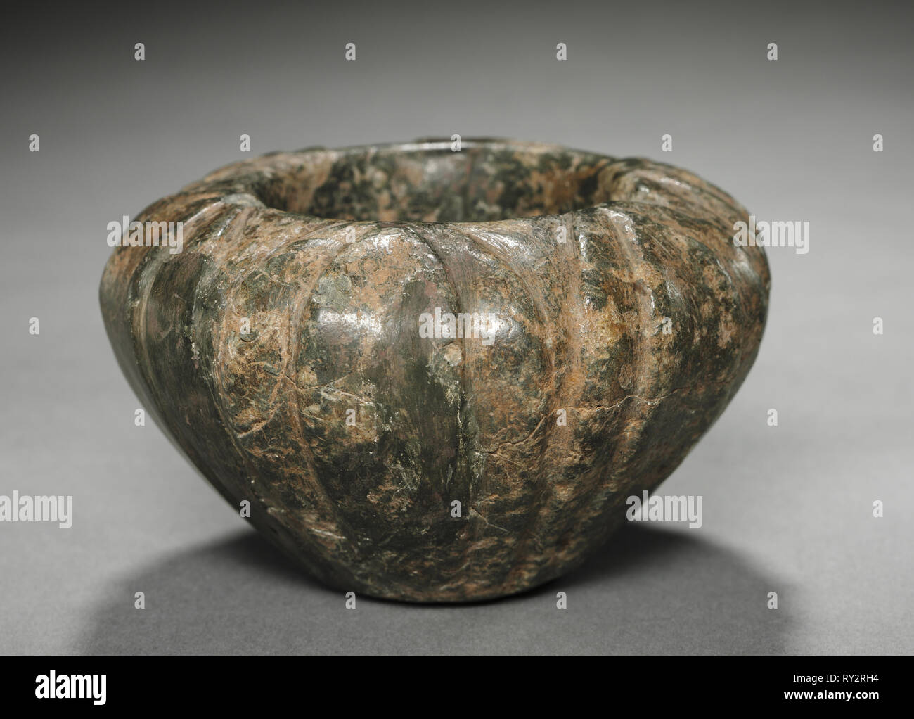 Minoische Blütenblatt Schüssel, 1600-1500 BC. Kreta, 17.-16. Jahrhundert v. Chr.. Stein; Durchmesser: 12.2 cm (4 13/16-in Stockfoto