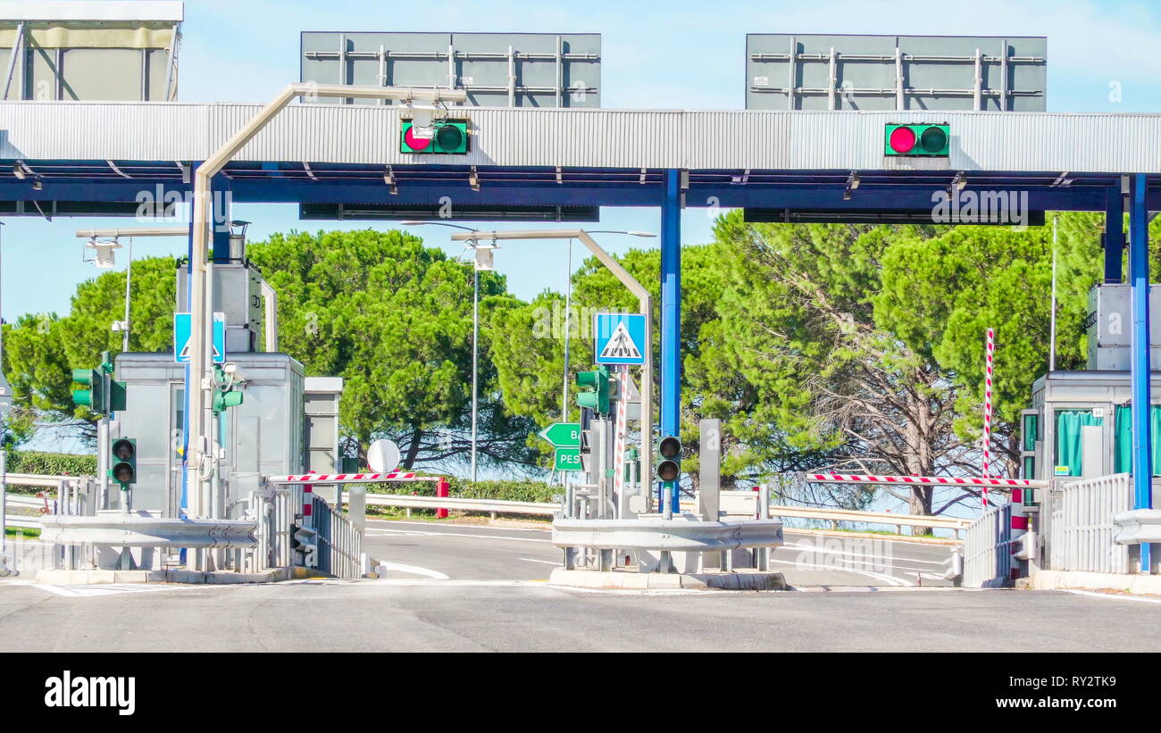 Ampel auf der Speedway Tor in der Landstraße, wo Autos vorbei in den Straßen Stockfoto