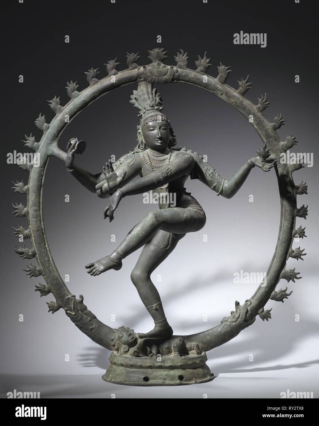 Shiva Nataraja, den Herrn des Tanzes, 1000. Süd Indien, Tamil Nadu, Chola Periode (900-13. Jahrhundert). Bronze; Insgesamt: 113 x 102 x 30 cm (44 1/2 x 40 1/4 x 11 13/16 in.); Basis: 35 x 24 cm (13 3/4 x 9 7/16 in Stockfoto