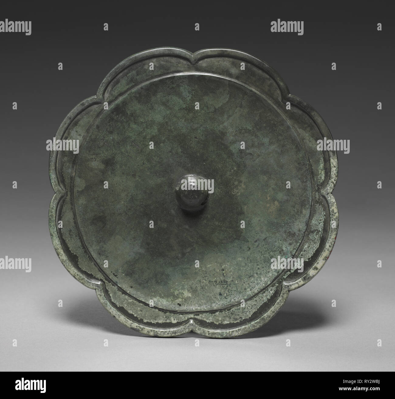 Blumenförmigen Spiegel, 918-1392. Korea, Goryeo-zeit (918-1392). Bronze; Durchmesser: 20.7 cm (8 1/8 in. Stockfoto