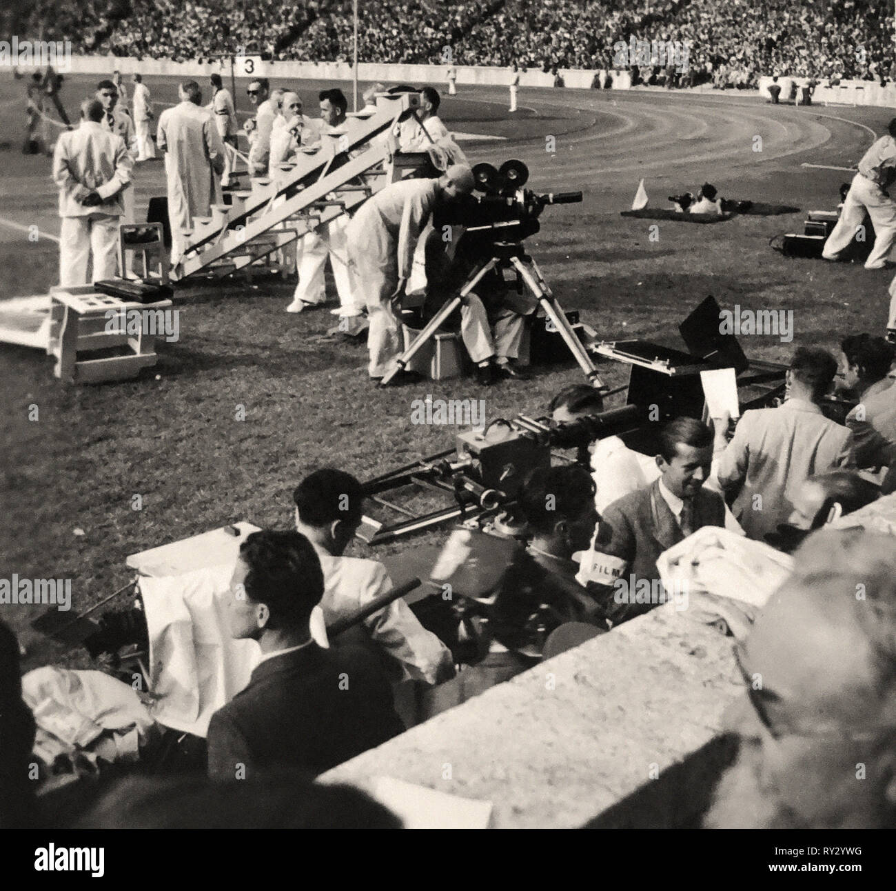 Olympischen Spielen 1936 Berlin - Kameraleute im Olympiastadion bei den Olympischen Sommerspielen 1936 in Berlin. Stockfoto