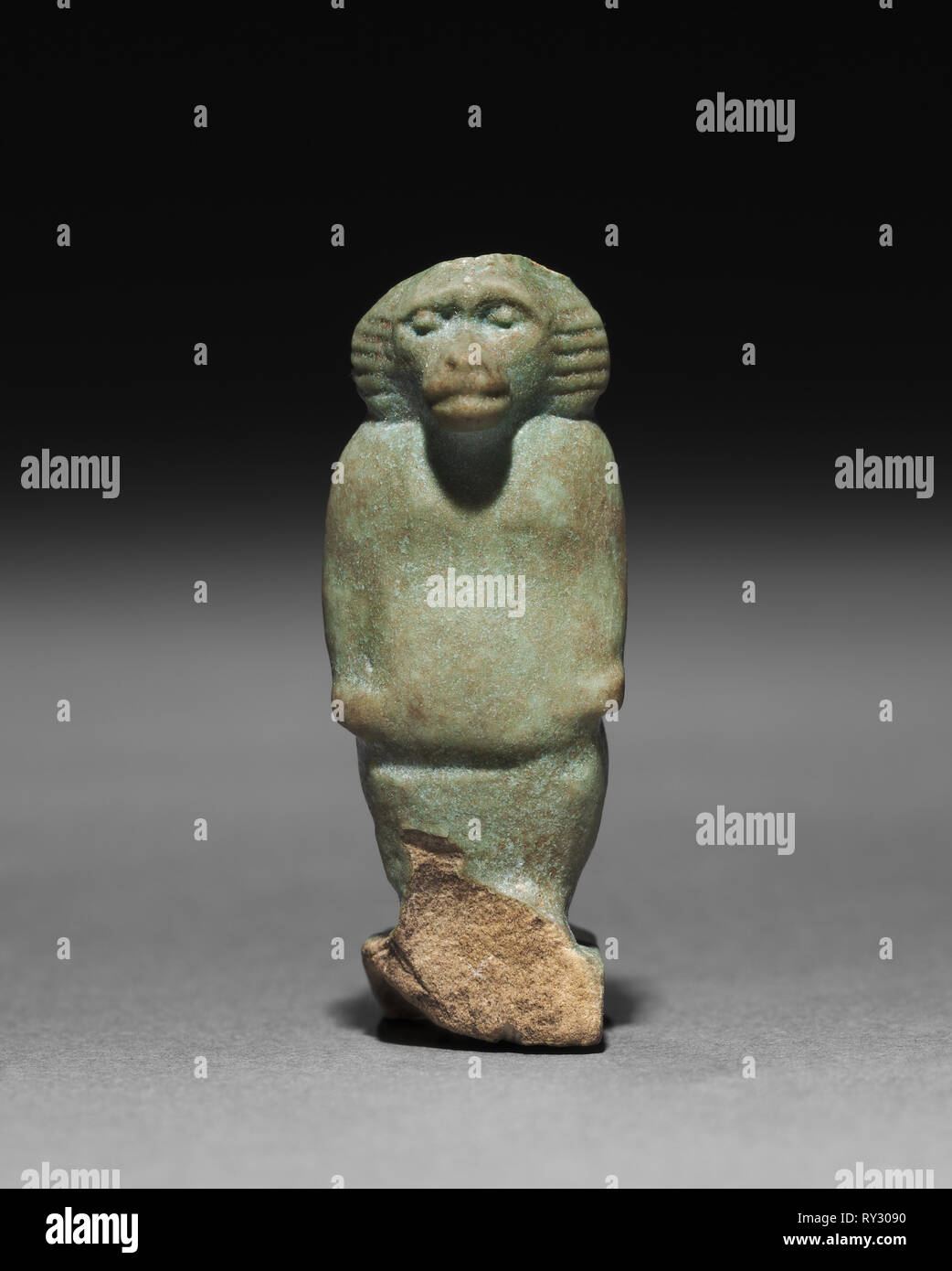 Baboon-Falcon Hybrid Amulett, 715-332 BC. Ägypten, Spätzeit. Der Blasse robin Ei blauer Fayence; gesamt: 4,3 x 1,8 x 2,1 cm (1 11/16 x 11/16 x 13/16 in Stockfoto