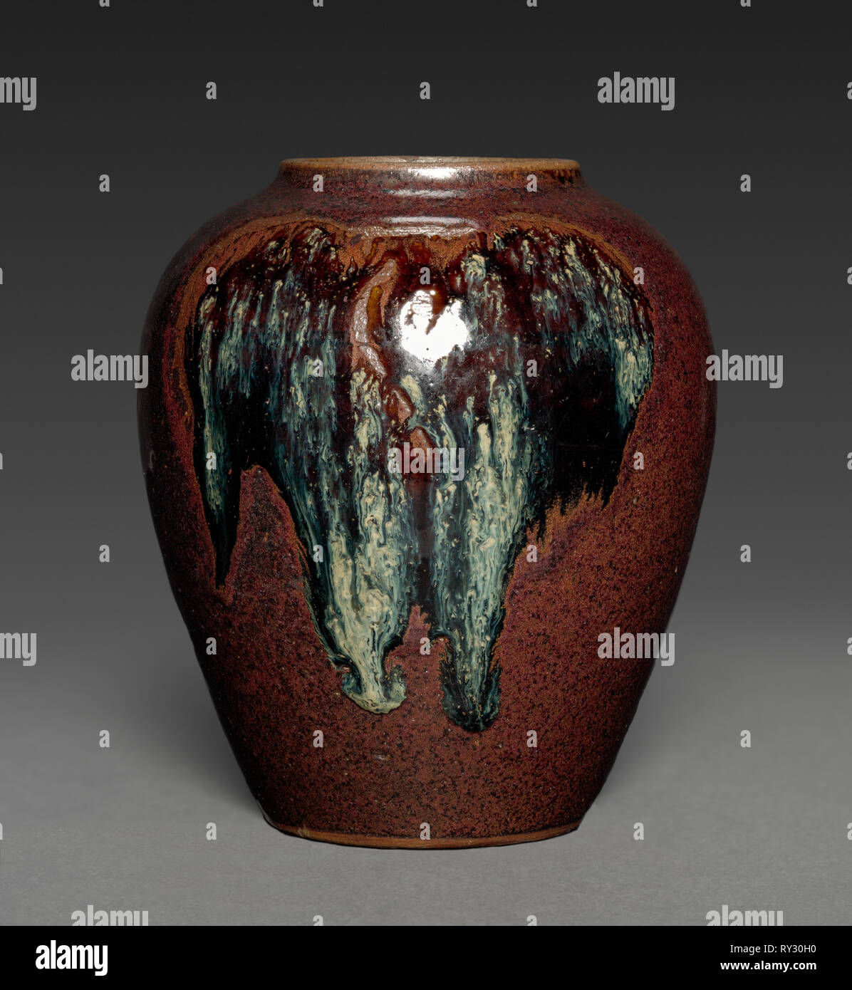 Invertiert Pear-Shaped Jar, 1800. Japan, 19. Töpferei; gesamt: 9,6 cm (3 3/4 in Stockfoto