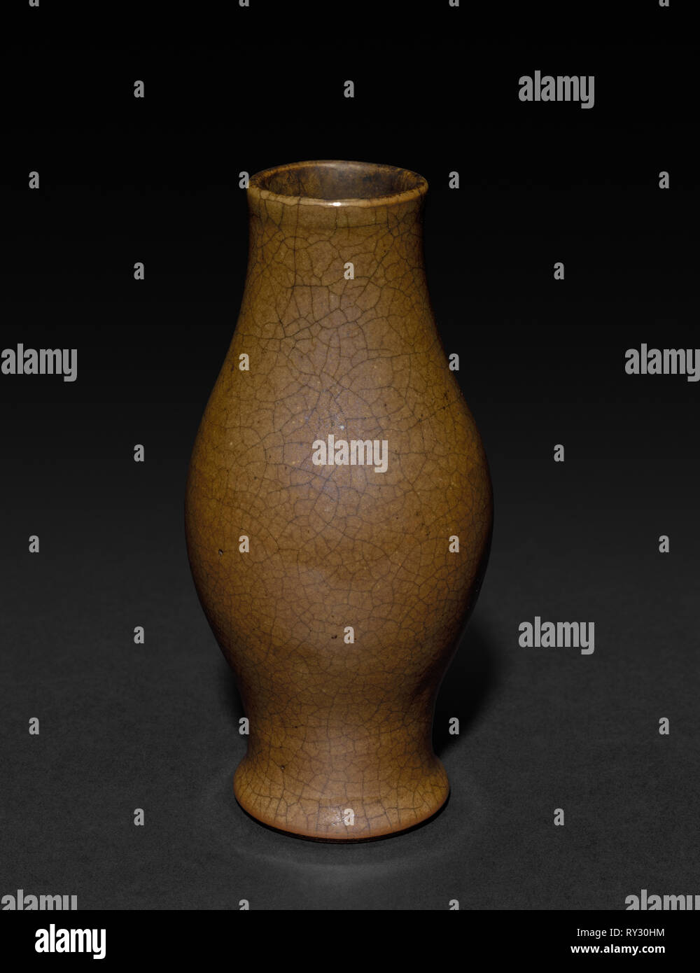 Vase, 1662-1722. China, Qing Dynastie (1644-1912), Kangxi Herrschaft (1661-1722). Porzellan; Insgesamt: 17,8 cm (7 in Stockfoto