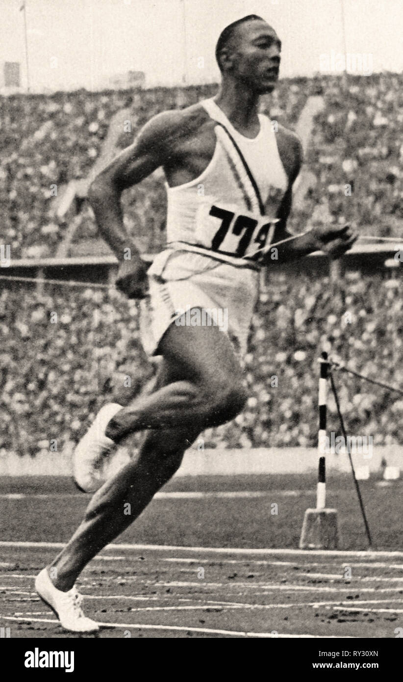 Olympischen Spielen 1936 Berlin - Jesse Owens beendete seine Goldmedaille gewinnen 100 Meter Sprint bei den Olympischen Spielen 1936 in Berlin Stockfoto