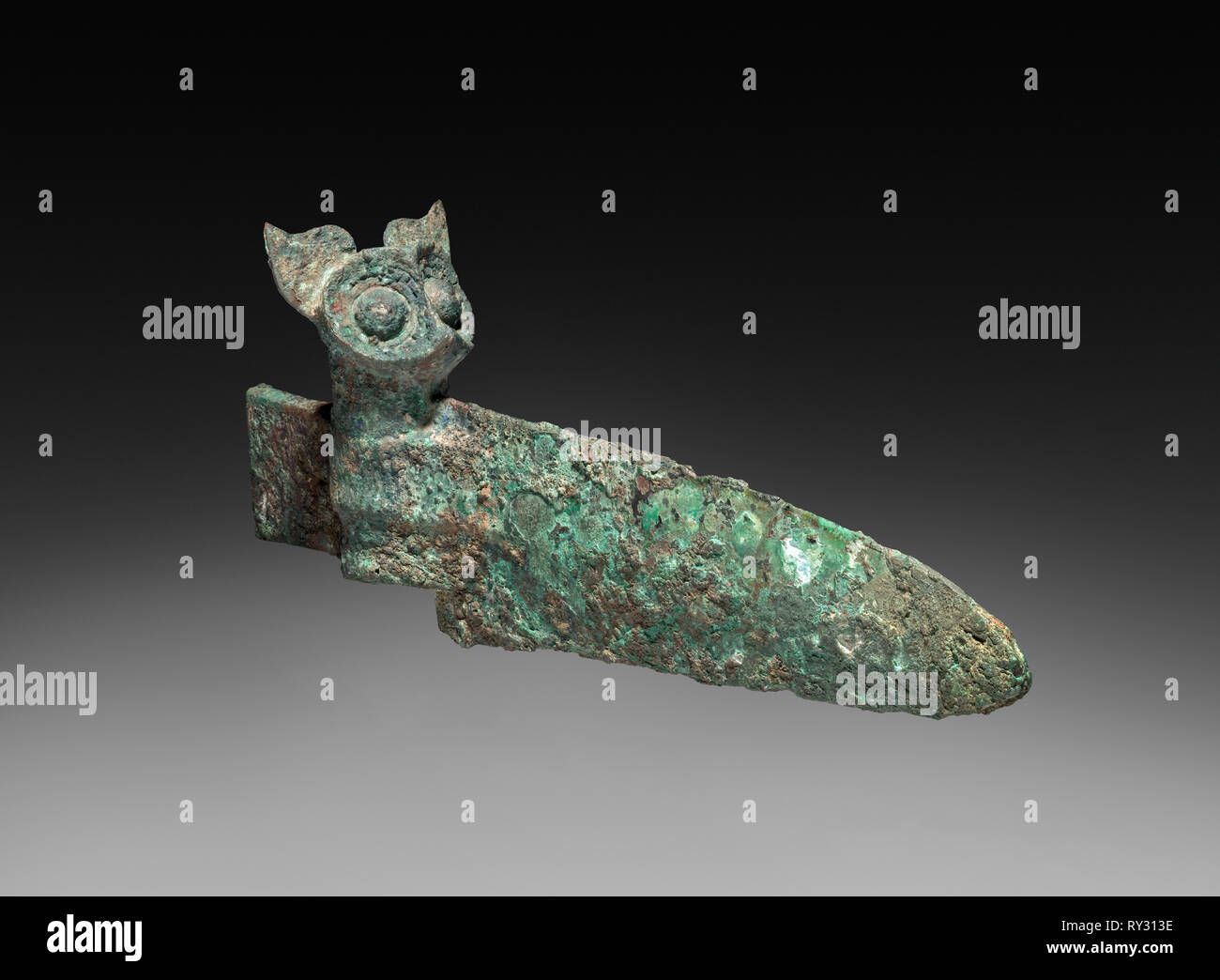 Ax, 1766-1045 BC. China, Shang Dynastie (C.1600-C.1046 BC). Bronze; insgesamt: 23.8 cm (9 3/8 in Stockfoto