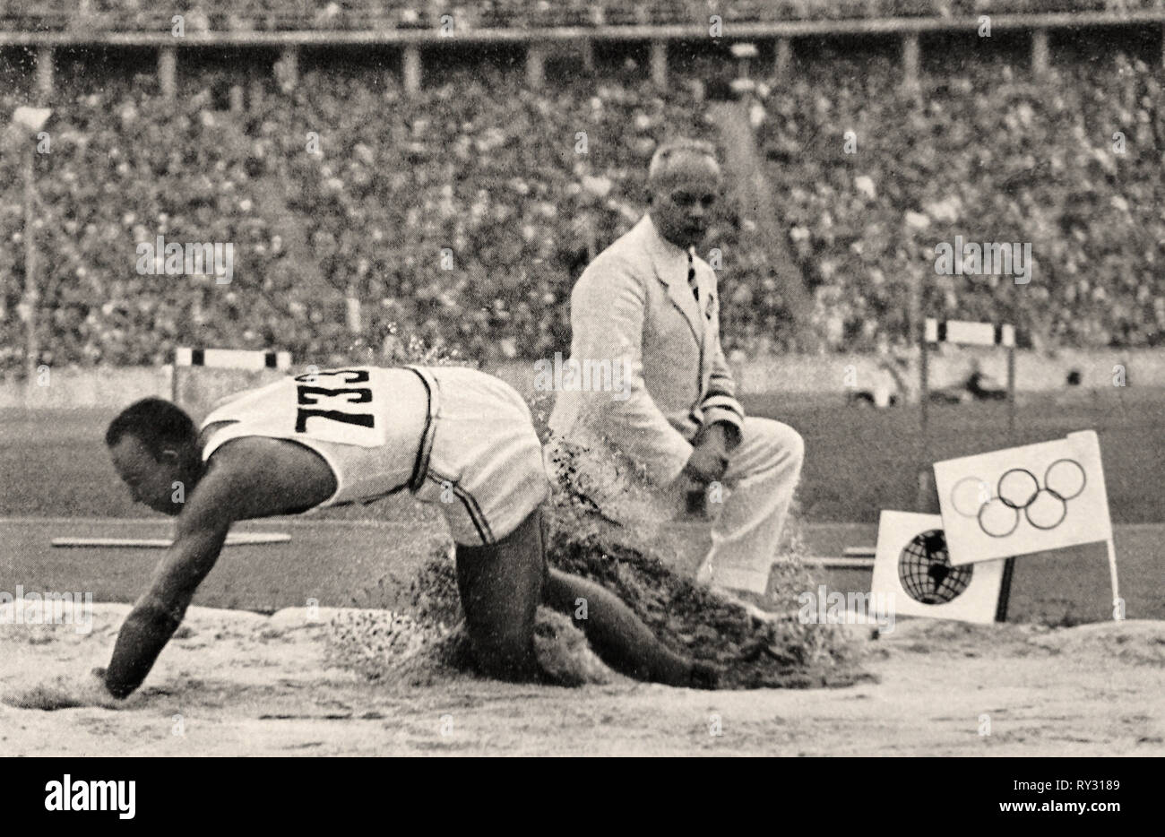 Olympischen Spielen 1936 Berlin - Jesse Owens in seinem Rekord im Weitsprung mit 8,06 Meter Gold bei den Olympischen Spielen 1936 in Berlin dauert Stockfoto