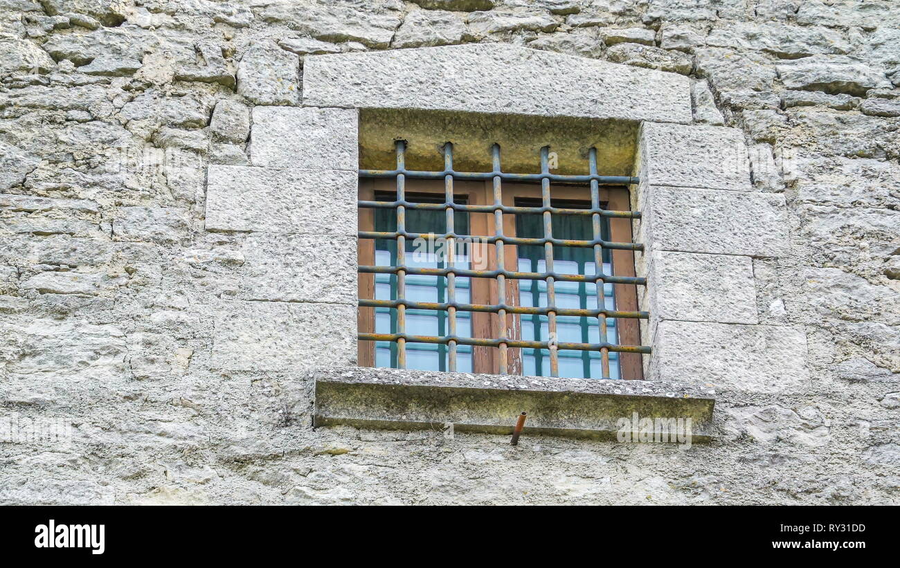 Das kleine Fenster mit dem Metallgitter auf der Grossen Mauer Der Montale Tower in San Marino Italien Stockfoto