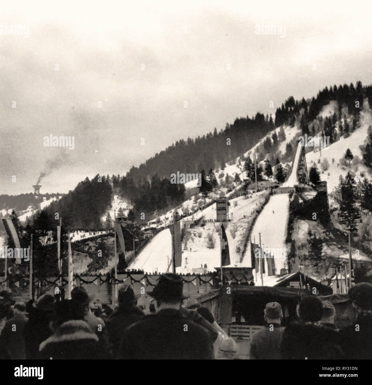 Olympischen Spielen 1936 Berlin - Skispringen auf der 1936 Olympischen Winterspiele in Garmisch Partenkirchen ein Ferienort in Bayern in Süddeutschland Stockfoto