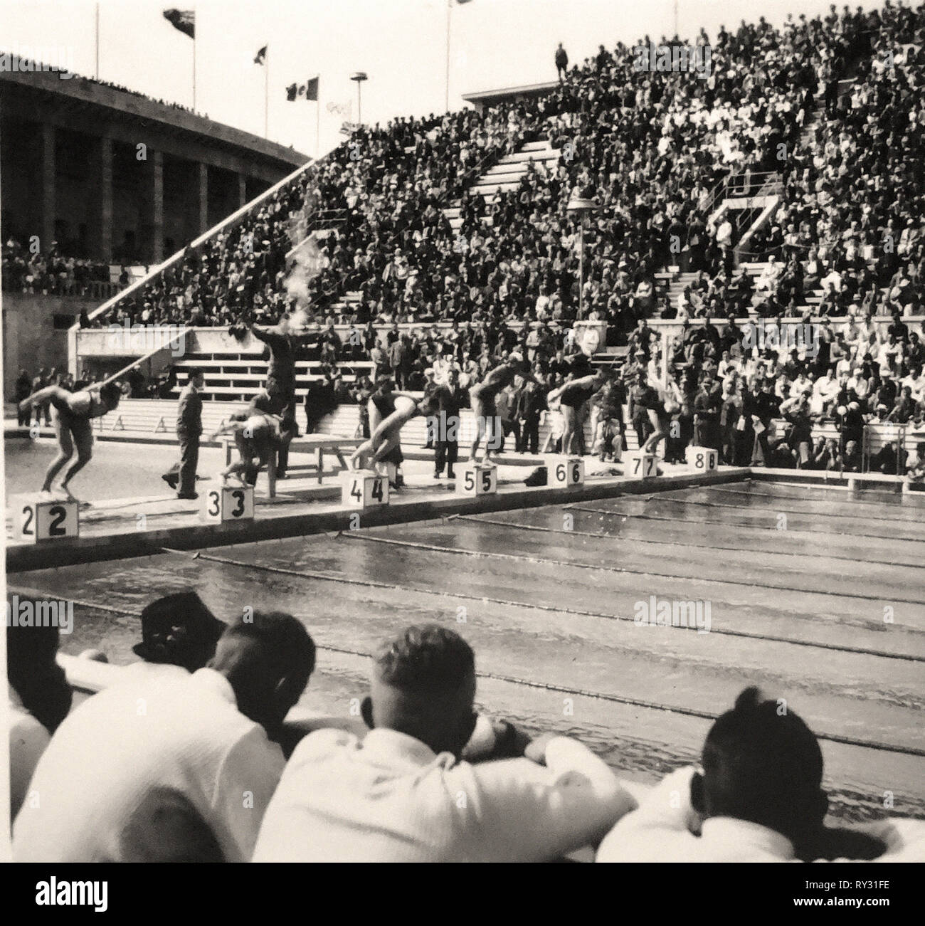 Olympischen Spielen 1936 in Berlin - Beginn der Mens 100 Meter Freistil bei den Olympischen Sommerspielen 1936 in Berlin. Stockfoto