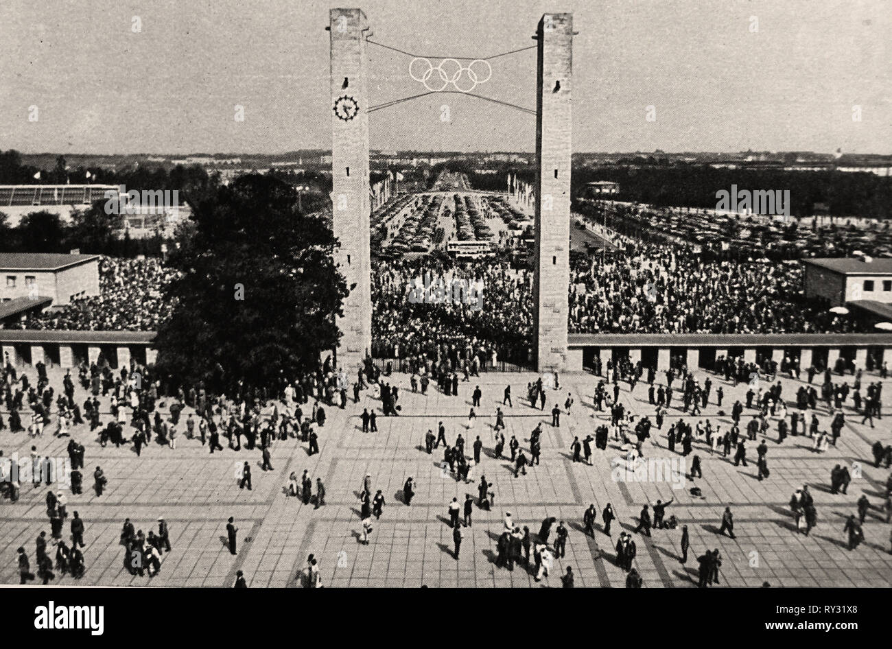 Olympischen Spielen 1936 Berlin - das Osttor des Olympiastadion am 1. August 1936 der erste Tag der Berliner Spiele Stockfoto