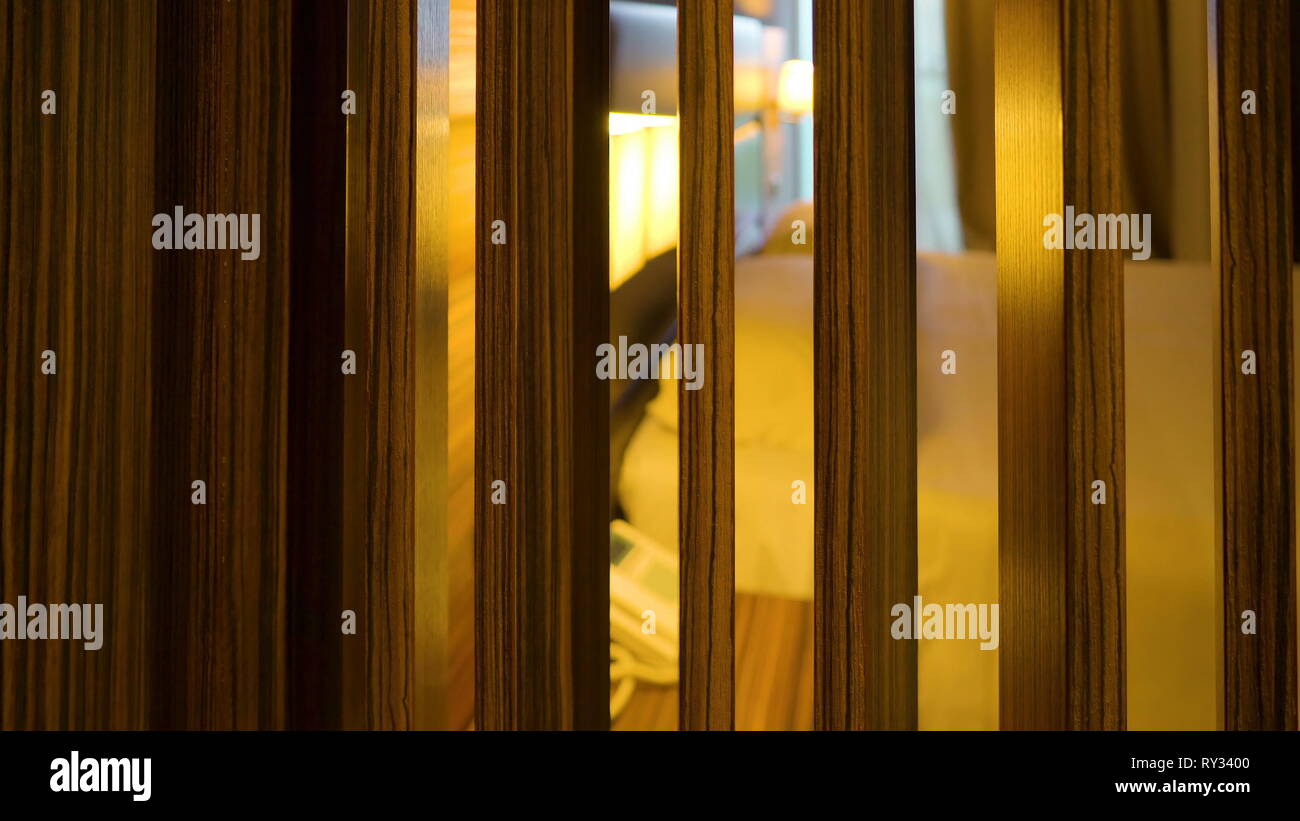 Die hölzernen Trennwand im Hotel Zimmer mit Blick auf das große Bett auf der Rückseite in Italien Stockfoto