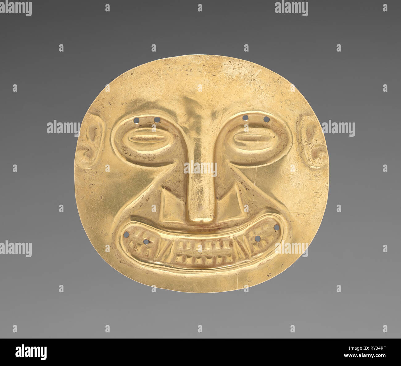 Ornament aus Sitio Conte: kleine Plakette, C. 400-500. Panama, Conte Stil, 5. - 10. Jahrhundert. Hammered Gold; gesamt: 9,3 x 10 cm (3 11/16 x 3 15/16 in Stockfoto