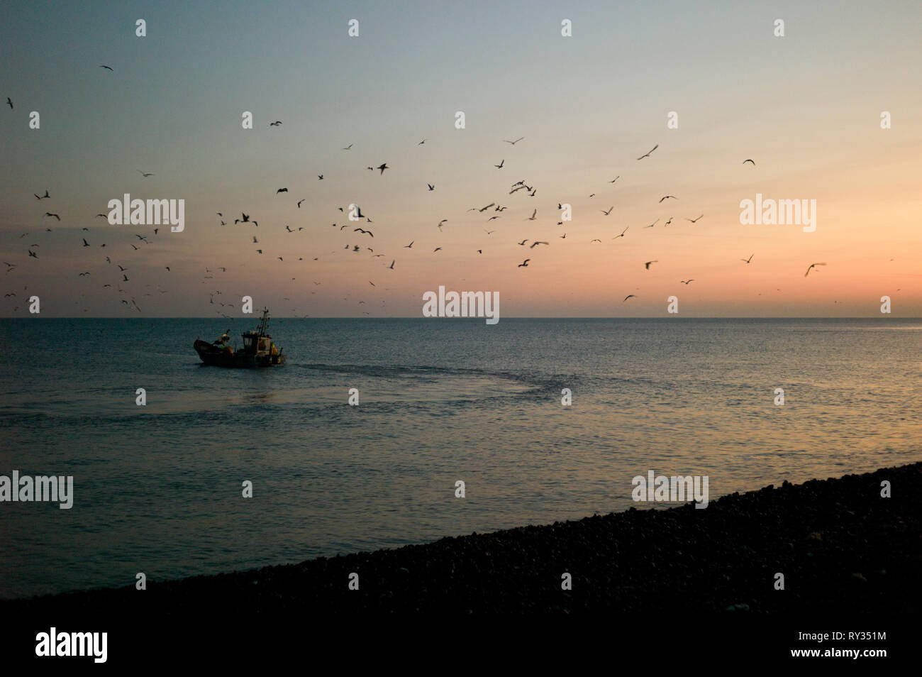 Fischerboot aus Einstellung zu Arbeit vor der Morgendämmerung, Normandie, Frankreich Stockfoto