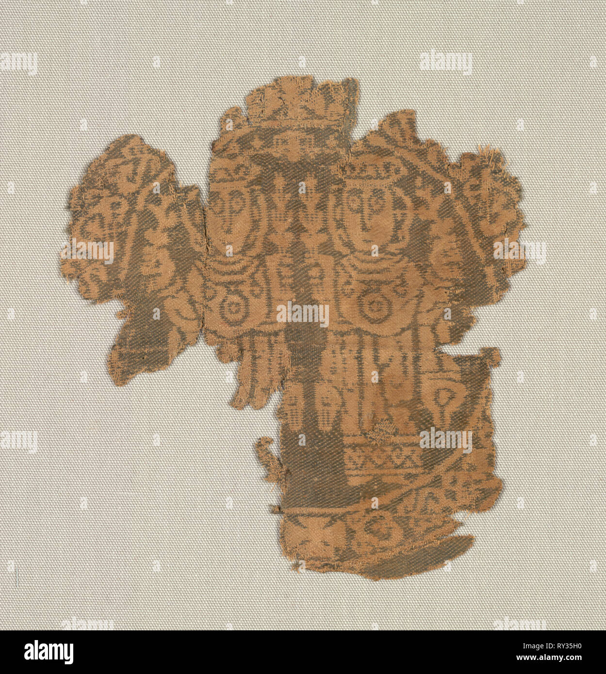 Fragmentarische Roundel, Segmentum aus einer Tunika, Ende 8./Anfang 9. Syrien, Akhmim, Ende 8., 9. und frühen 9. Compound Köper, Seide; gesamt: 13,2 x 12,4 cm (5 3/16 x 4 7/8 in Stockfoto