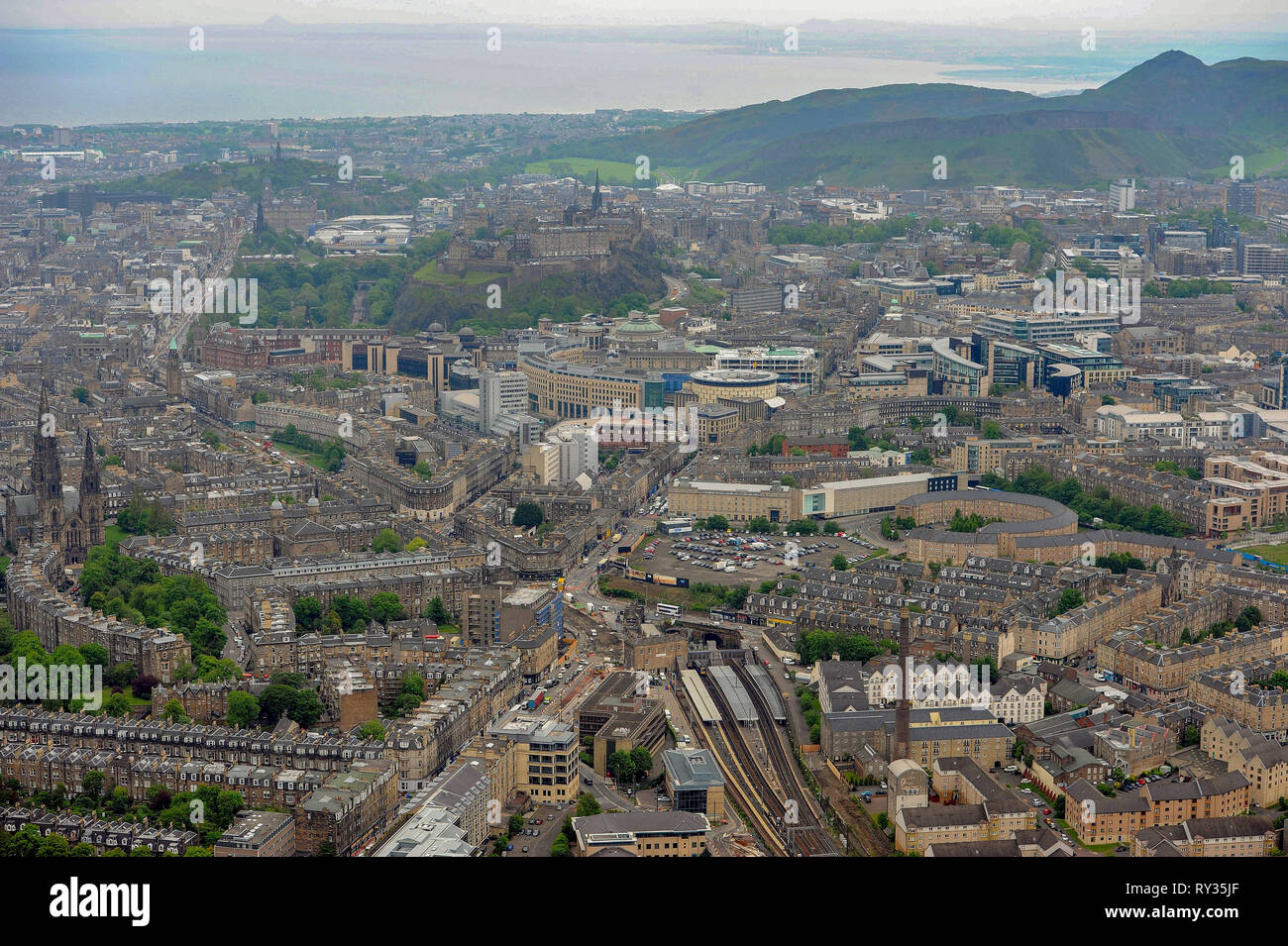 Luftaufnahme von Edinburgh Castle und dem Stadtzentrum von Edinburgh. Stockfoto