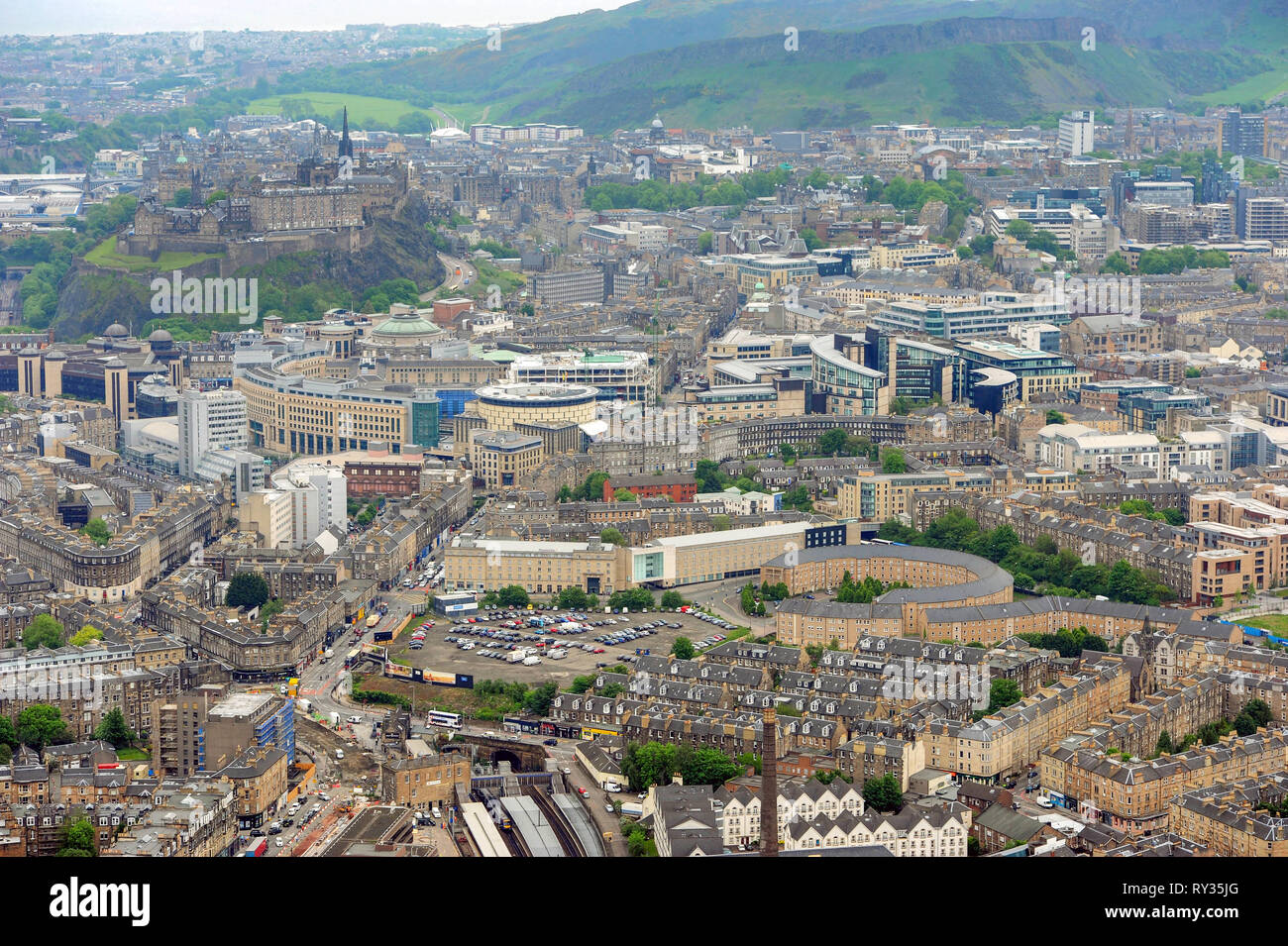 Luftaufnahme von Edinburgh Castle und dem Stadtzentrum von Edinburgh. Stockfoto