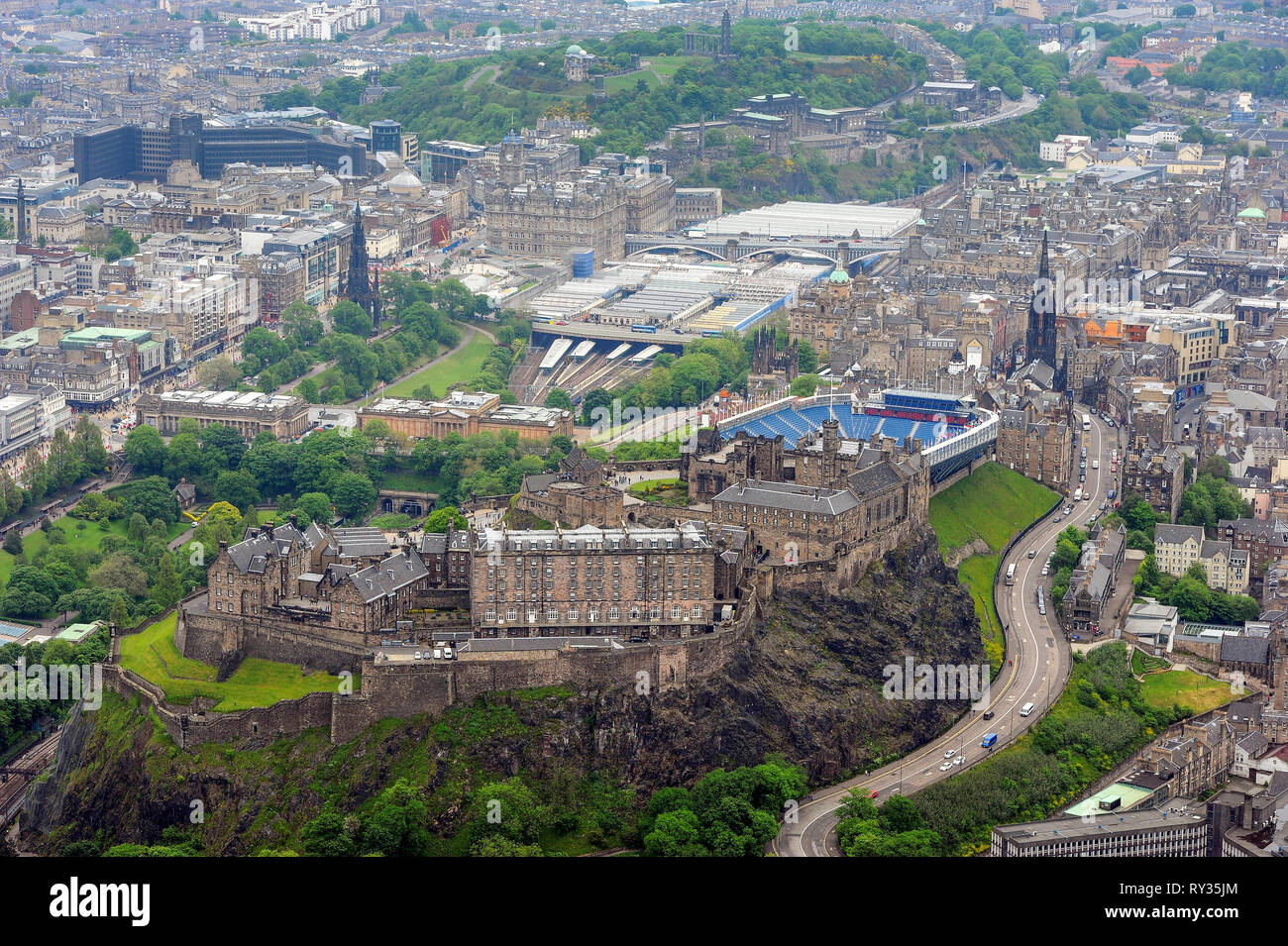 Luftaufnahme von Edinburgh Castle und dem Stadtzentrum von Edinburgh. Stockfoto