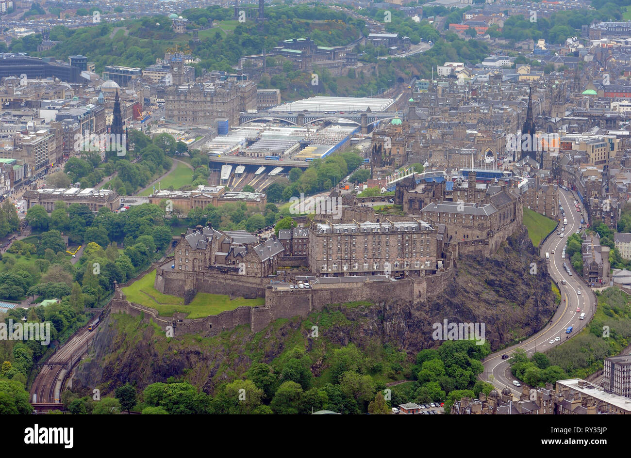 Luftaufnahme von Edinburgh Castle und dem Stadtzentrum von Edinburgh. Stockfoto