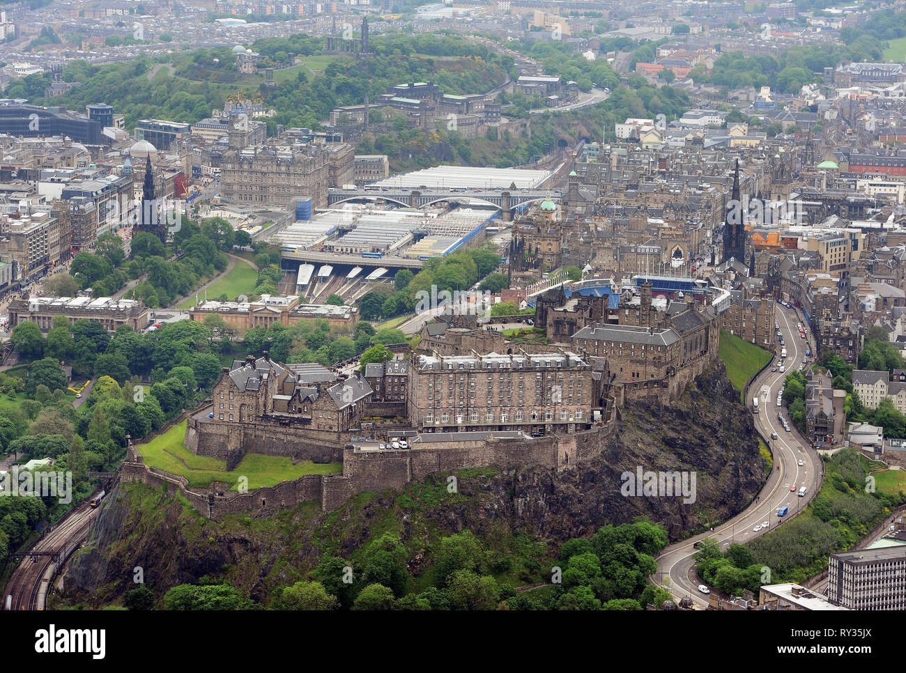 Luftaufnahme von Edinburgh Castle und dem Stadtzentrum von Edinburgh. Stockfoto
