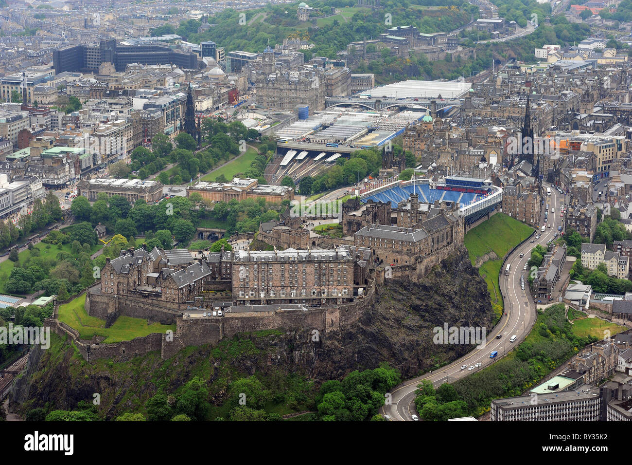Luftaufnahme von Edinburgh Castle und dem Stadtzentrum von Edinburgh. Stockfoto