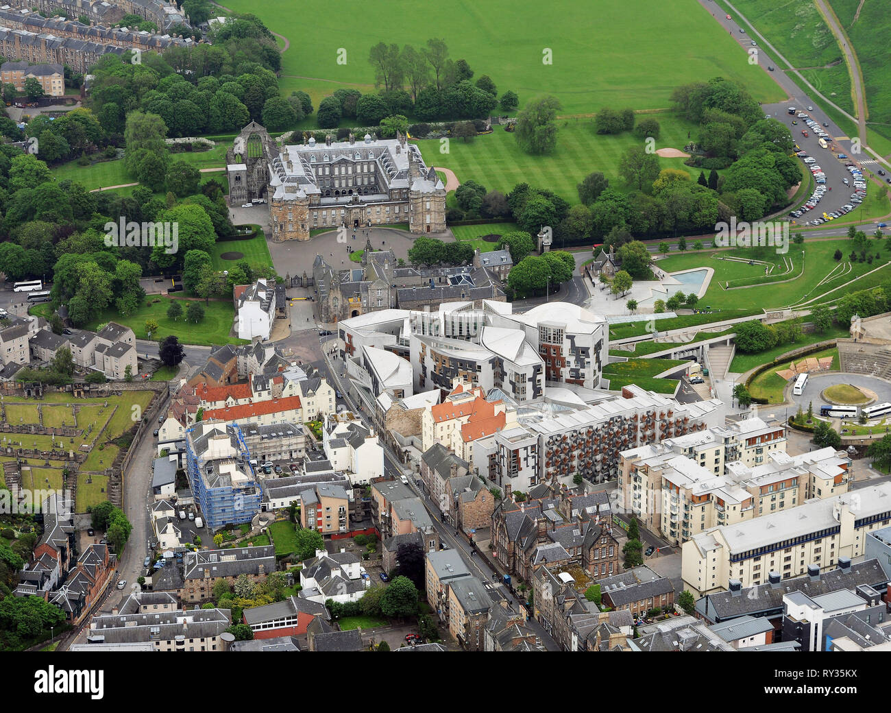 Luftaufnahme des schottischen Parlaments und der Palast von Holyroodhouse in Edinburgh. Stockfoto