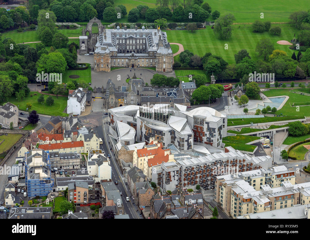 Luftaufnahme des schottischen Parlaments und der Palast von Holyroodhouse in Edinburgh. Stockfoto