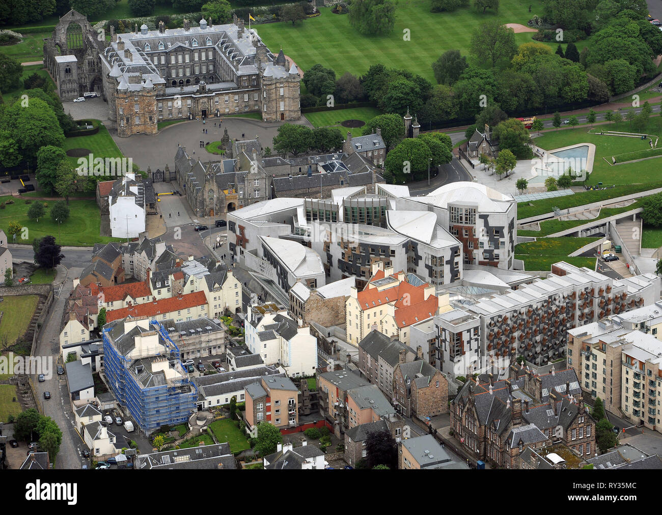 Luftaufnahme des schottischen Parlaments und der Palast von Holyroodhouse in Edinburgh. Stockfoto