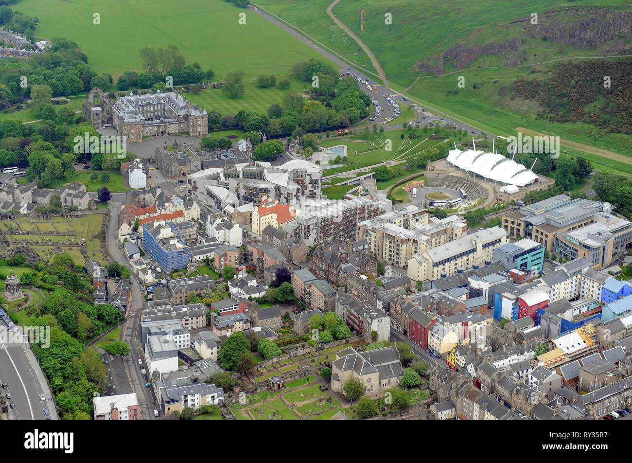 Luftaufnahme des schottischen Parlaments und der Palast von Holyroodhouse in Edinburgh. Stockfoto