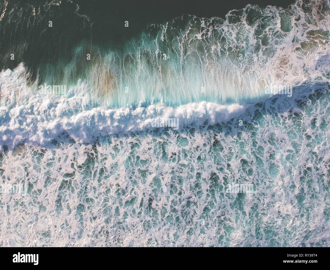 Antenne Blick von oben auf die Welle mit Schaum. Drone Foto Stockfoto