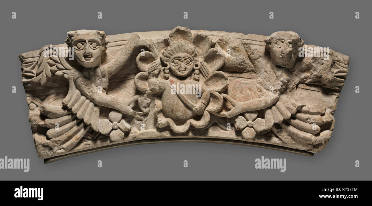 Keystone eines Bogens: Weibliche Büste in einem Medaillon von Engeln getragen, 400 s. Ägypten, 5.Jahrhundert, koptische Zeit. Kalkstein; gesamt: 22,3 x 63,7 x 12,1 cm (8 3/4 x 25 1/16 x 4 3/4 in Stockfoto